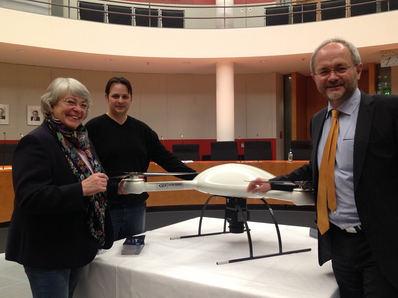 Sibylle Pfeiffer MdB, Sven Jürss und Volkmar Klein MdB vor dem Modell md4-3000 Sibylle Pfeiffer MdB, Sven Jürss und Volkmar Klein MdB vor dem Modell md4-3000