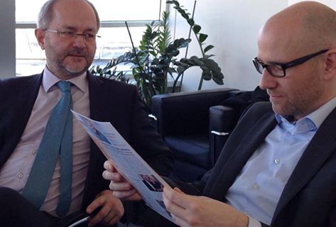 Mit Generalsekretär Peter Tauber in der Bundesgeschäftsstelle. Der liest erst mal interessiert mein Infoblatt.
